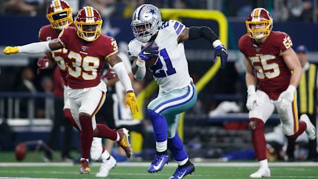 Dallas Cowboys running back Ezekiel Elliott (21) runs against Washington in Dec. 2019. Elliott tested positive for COVID-19 on June 15.